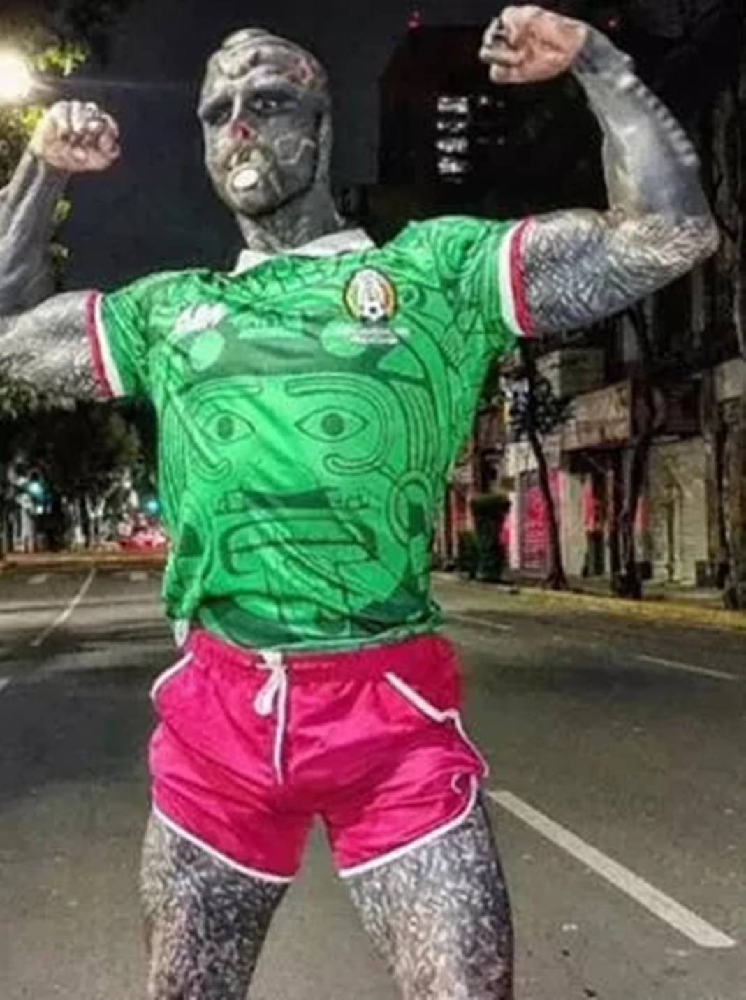 Siyah bir uzaylıya benzemek için kulaklarını, burnunu ve üst dudağını aldırdı! Bu fotoğrafları çocuklar görmesin! 7